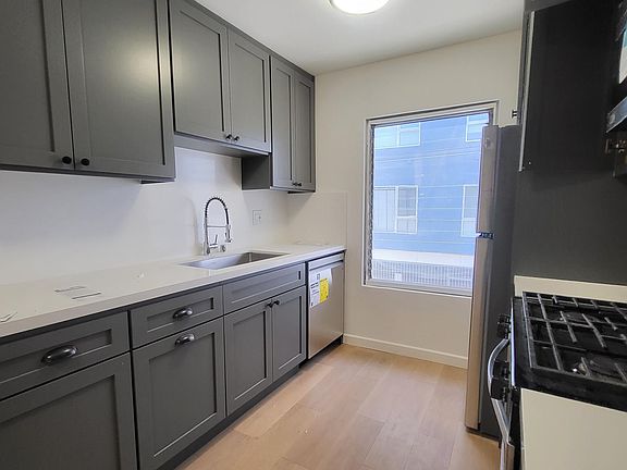 4th image of 2329 Wellesley Ave #8