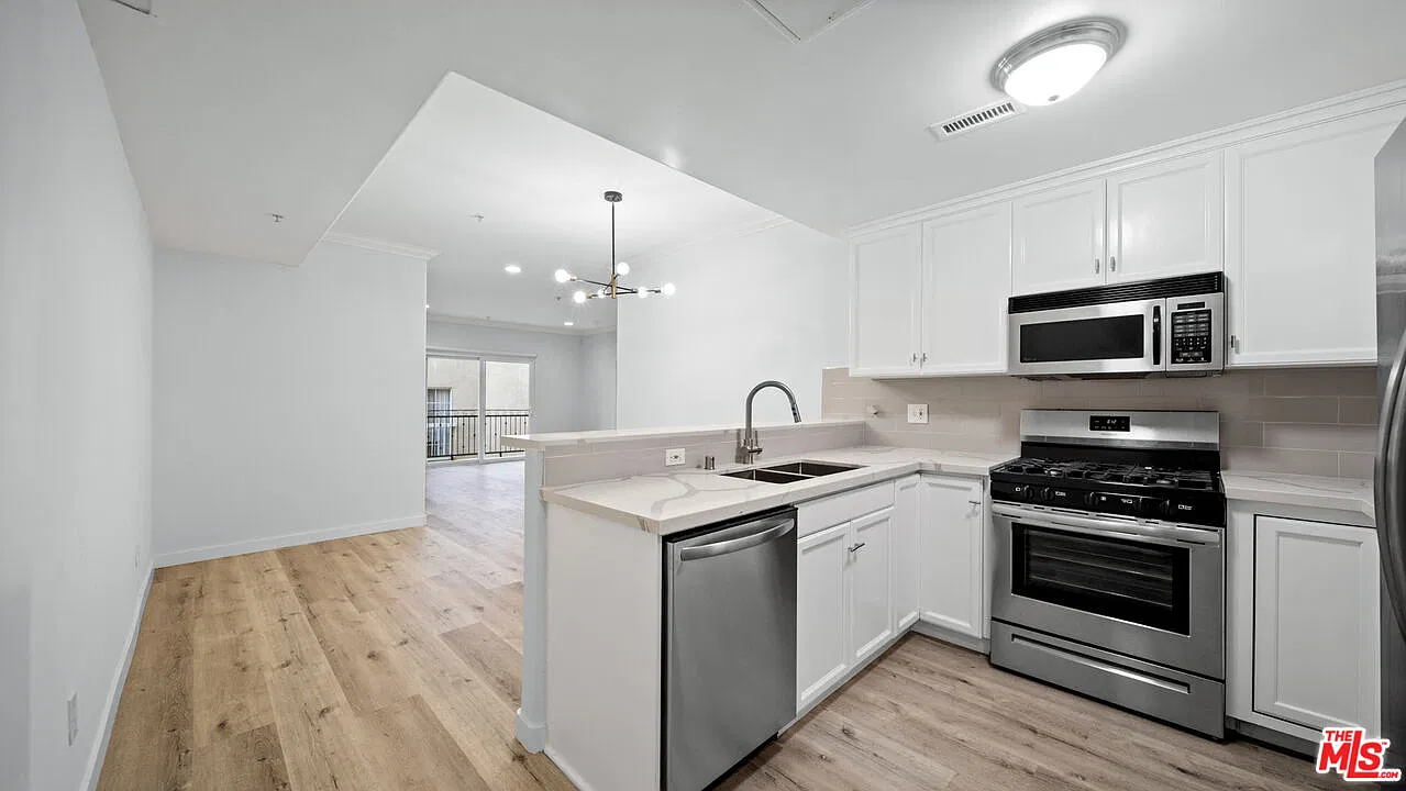 2 bed, 2.0 bath, 1300 sqft, $4,195 — Photo 2