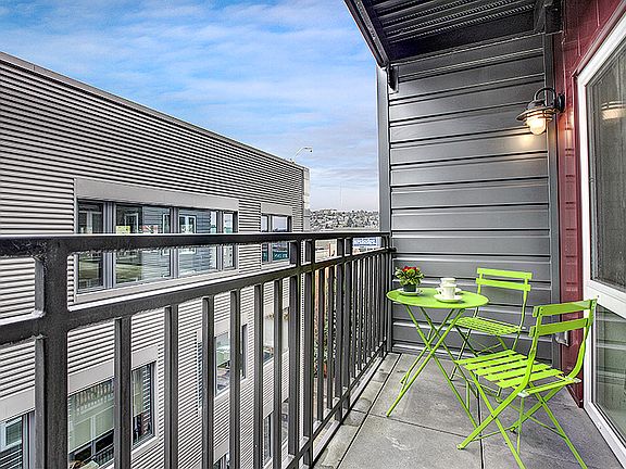 5th image of 699 John St Unit 605
