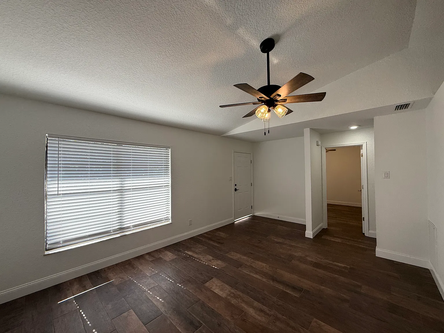 2 bed, 812 sqft, $1,200 — Photo 2