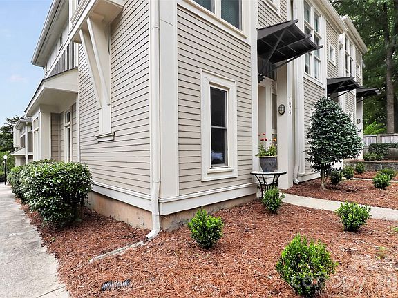3rd image of 1073 Park West Dr