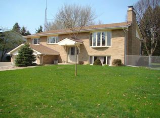 2441 Cambridge Dr, Aurora, IL 60506