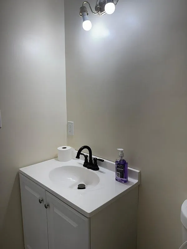 4 bed, 2.0 bath, 1836 sqft, $4,200 — Photo 1