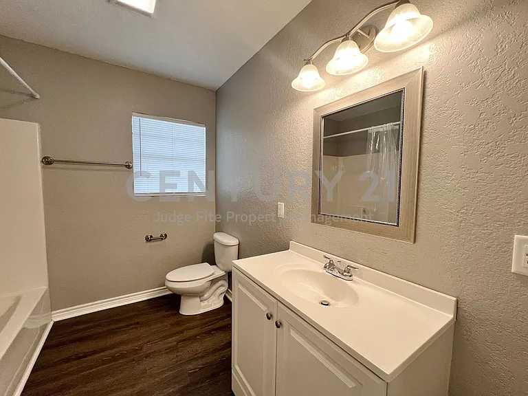 450 Everett St — Photo 17