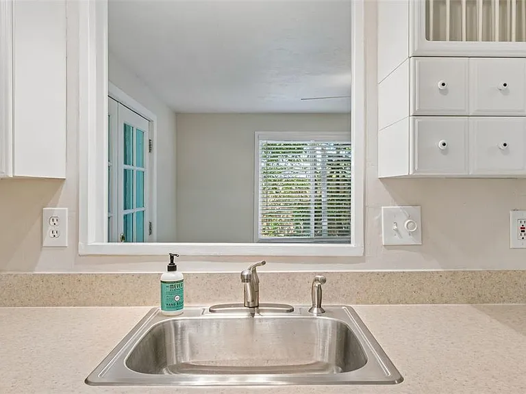200 Evelyn Ave — Photo 8