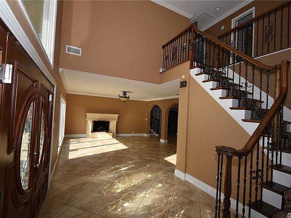 3rd image of 21 Deeringwood Ln