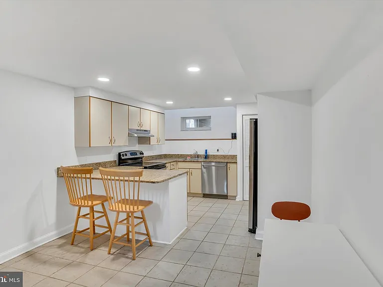 805 S Charles St — Photo 8