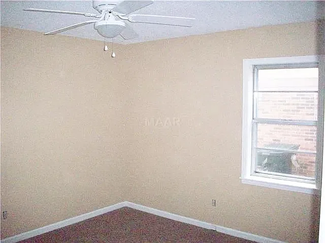 3 bed, 1.5 bath, $900 — Photo 2