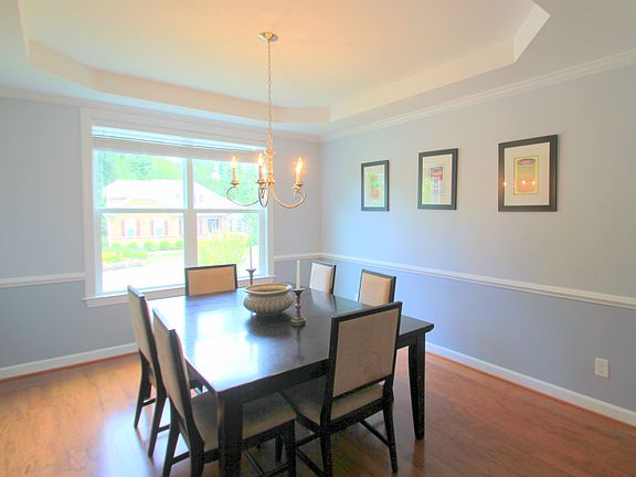 Dining Rm w/ Tray Ceiling!