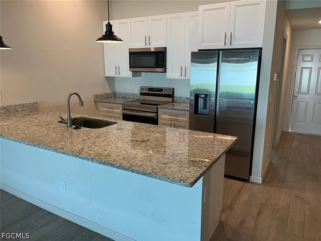 3 bed, 2.0 bath, 1426 sqft, $2,200 — Photo 2