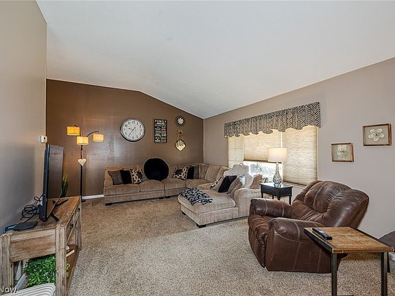 3rd image of 423 E Decker Dr