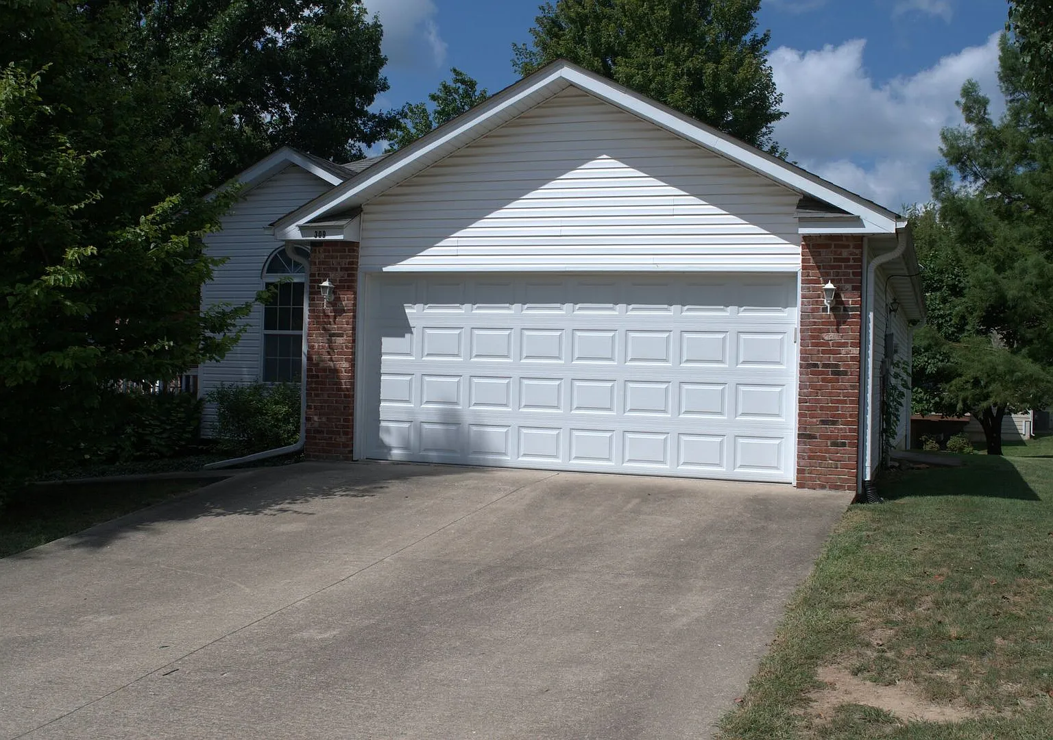 Large 3 Bed 2 Bath House In SW Como! — Photo 2