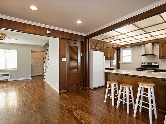 5th image of 833 Shakespeare Pl