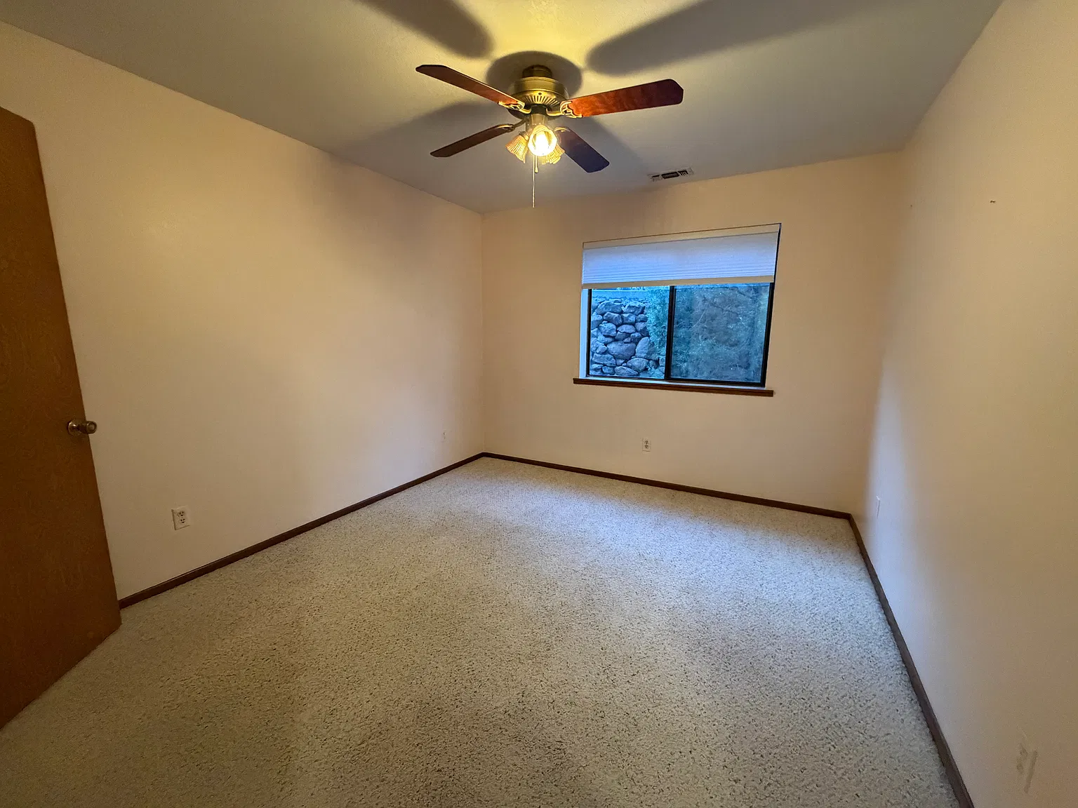 Stunning Views Await - 3 Bedroom Home - Quiet Cul-de-Sac — Photo 4