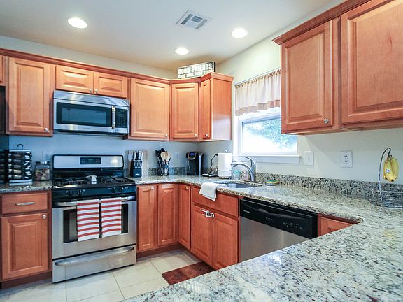 3rd image of 8 Dolphin Cir W