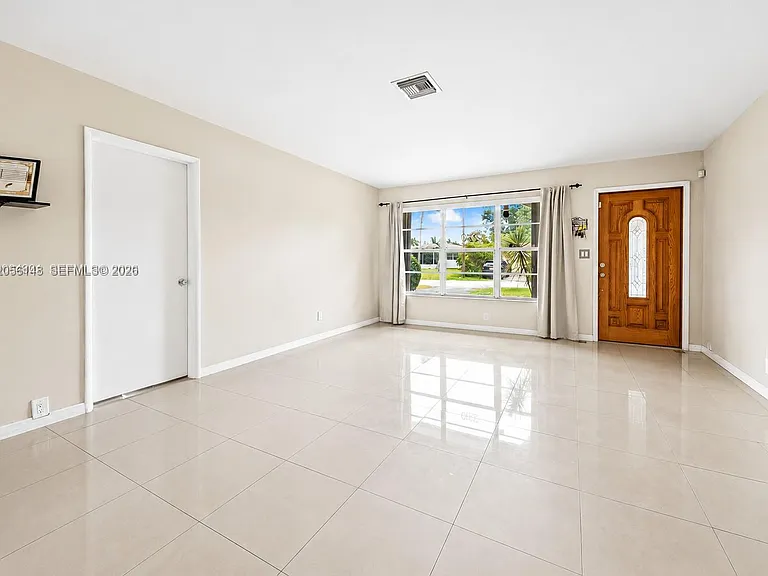2210 N 57th Way — Photo 4