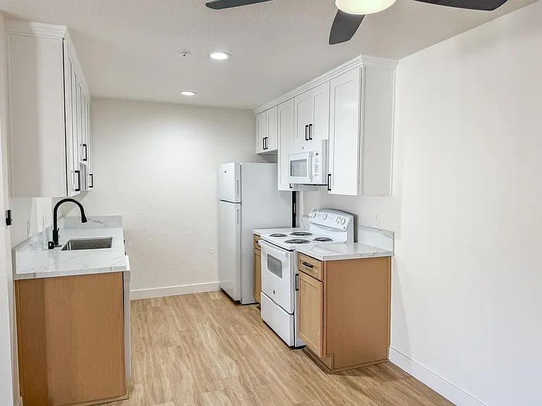 Sycamore Hills Village Apartments — Photo 26