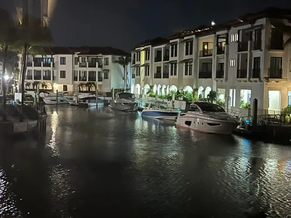 805 River Point Dr, Naples, FL 34102