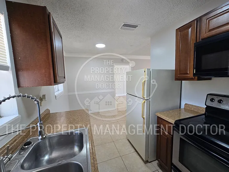 4914 S 84th St — Photo 7