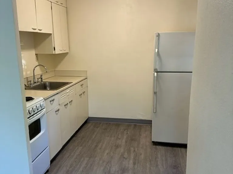 Eugene Manor Apartments — Photo 35