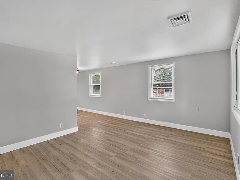 1539 Reservoir Ave — Photo 9