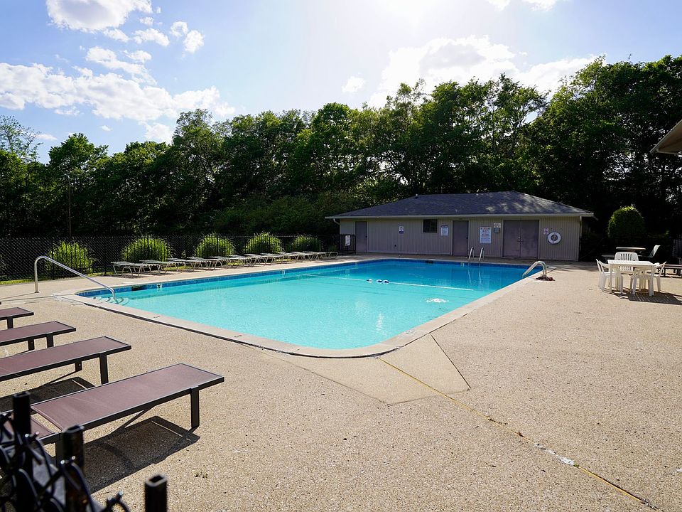 1st image of 131 Lake Chateau Dr