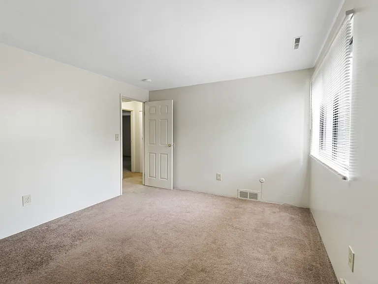 Greenwich Manor Apartments — Photo 66