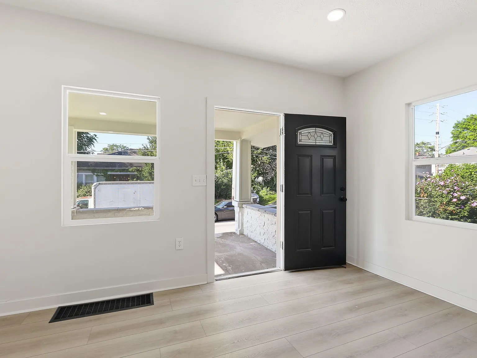 3 bed, 1.5 bath, 1344 sqft, $2,200 — Photo 2