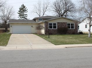 1410 Star Ave, Aurora, IL 60505