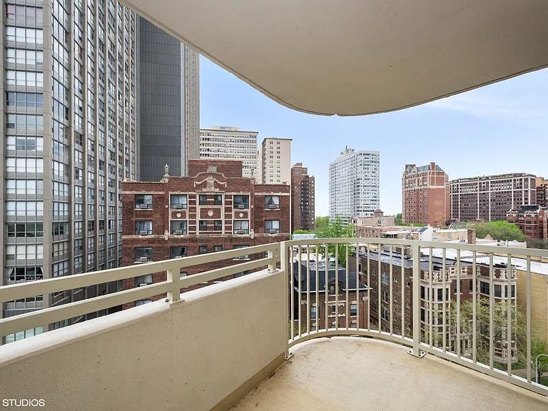 3930 N Pine Grove Ave #815 — Photo 4