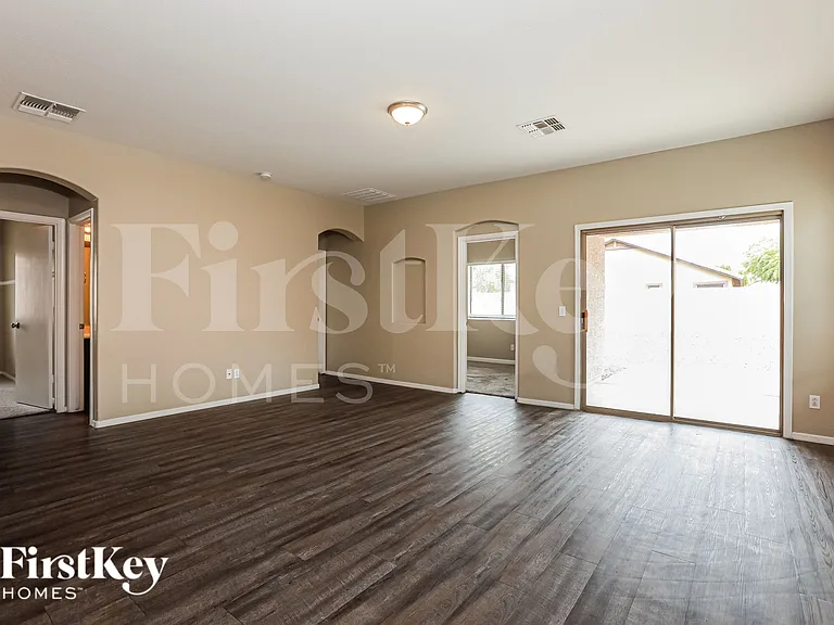 2850 E Silverbell Rd — Photo 2