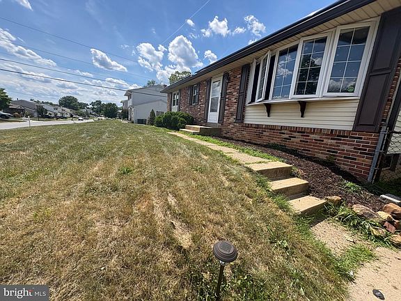 3rd image of 302 Brewster Dr