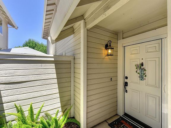 4th image of 1025 Meadowbridge Dr