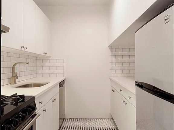 2nd image of 65 4th Ave APT 6D