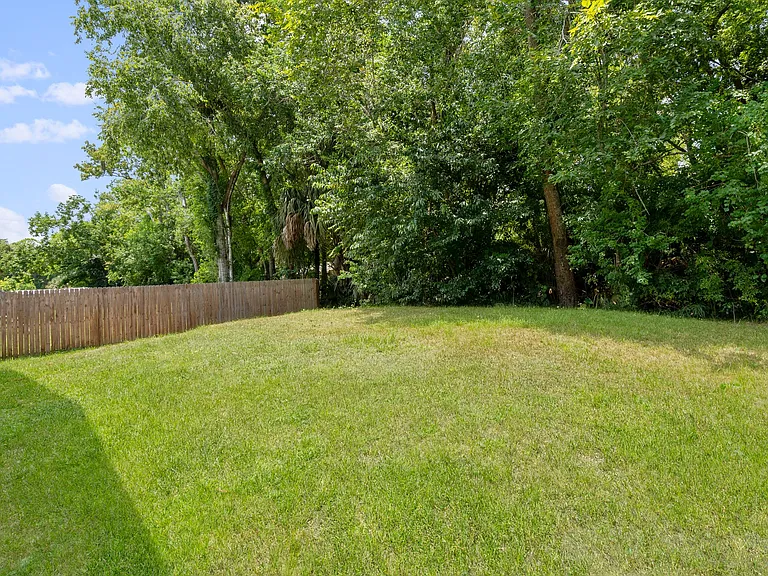 860 W 6th St — Photo 5