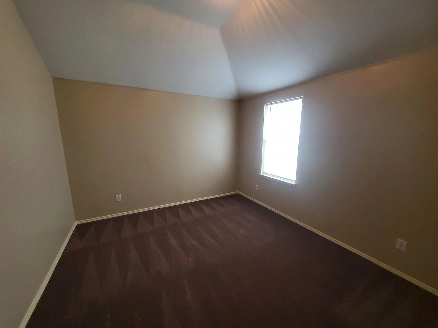 Spacious 5 bedroom home with updates in Lancaster — Photo 3