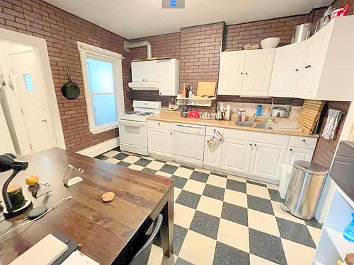 210 River St Photo 1
