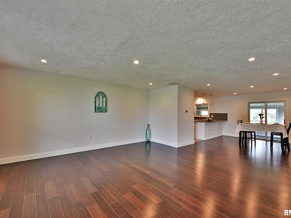 3rd image of 7 Edgewood Dr