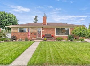8929 Roslyn St, Livonia, MI 48150