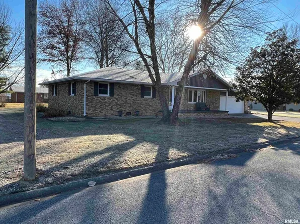 404 S Windsor Ln, Fairfield, IL 62837