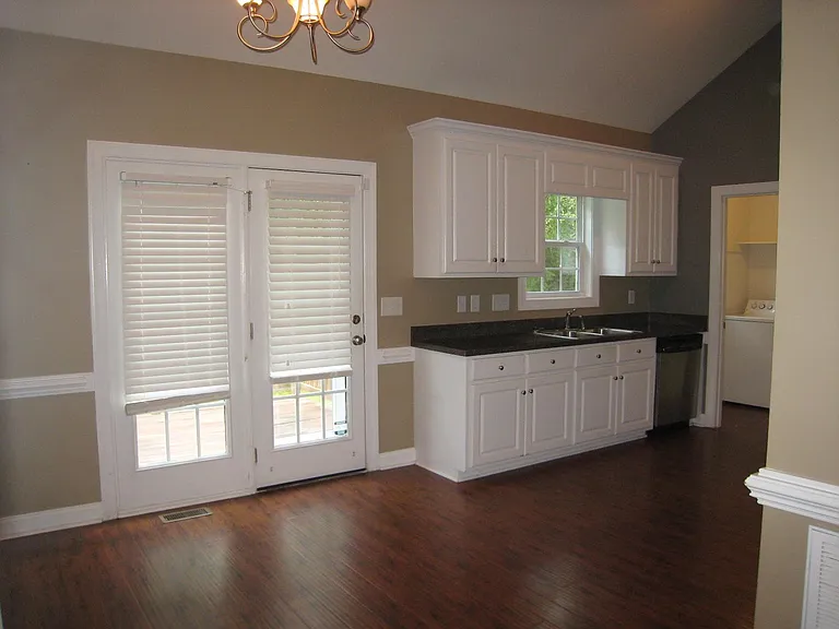 1009 Sebring Dr — Photo 8