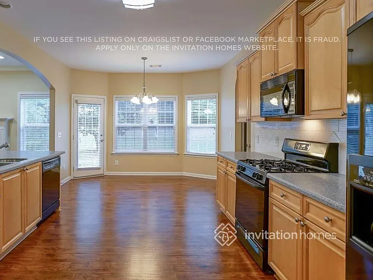 940 Island Bluff Ln — Photo 3
