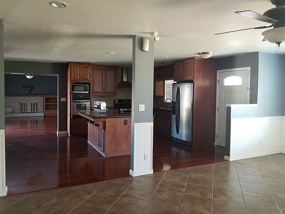 3rd image of 304 W Earl Way