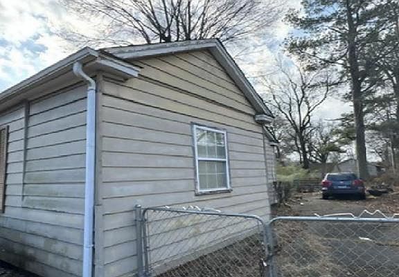 4th image of 2573 Malone Ave
