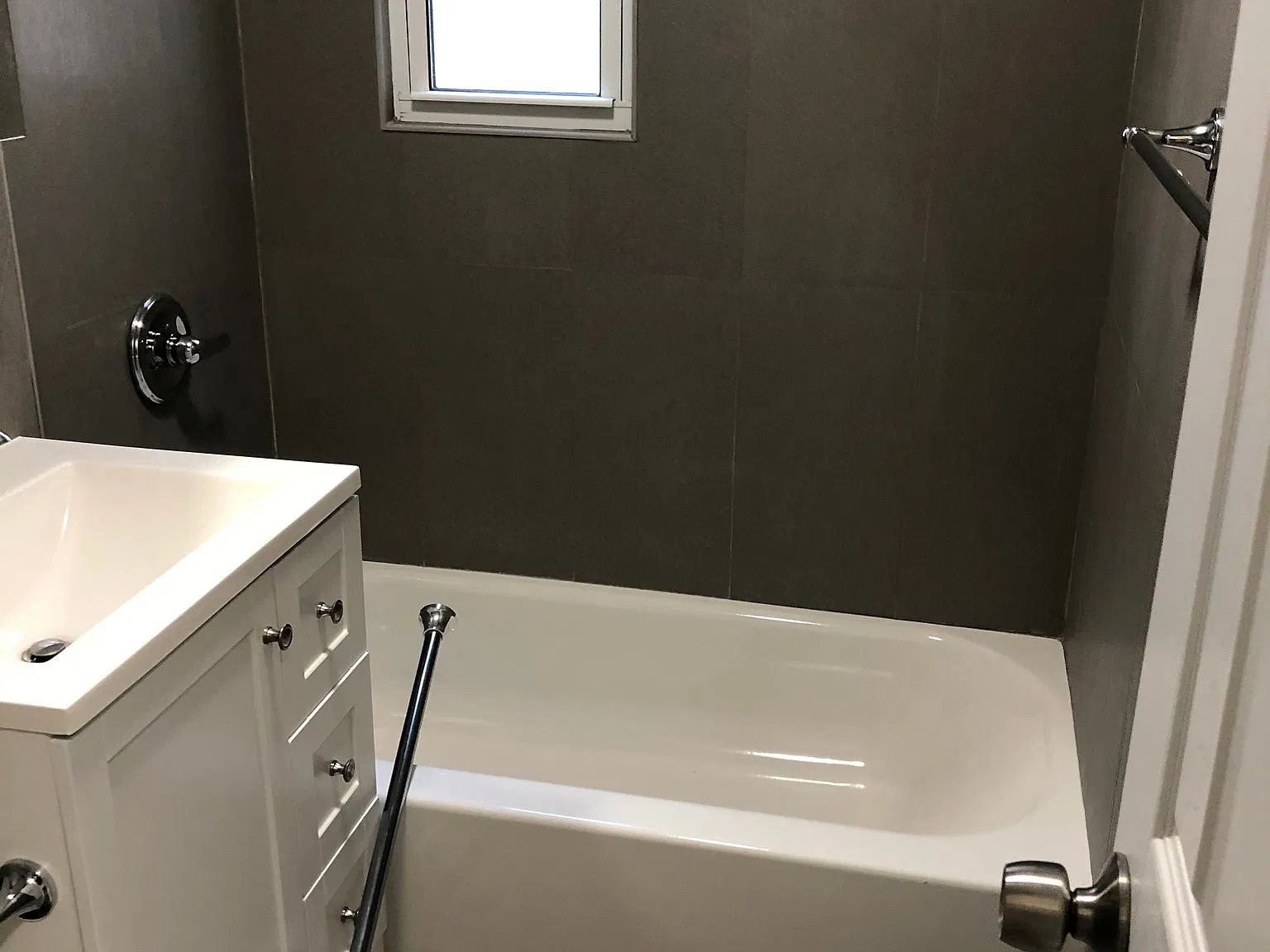 Flushing 1 BD 1 BR Newly Renovated Apt Near 7 Train — Photo 3