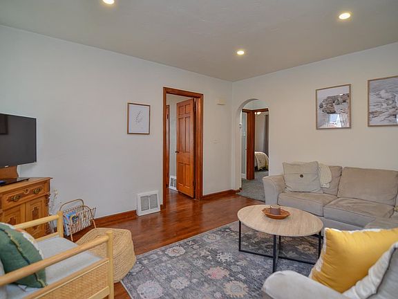 3rd image of 1123 Wirtz Ave