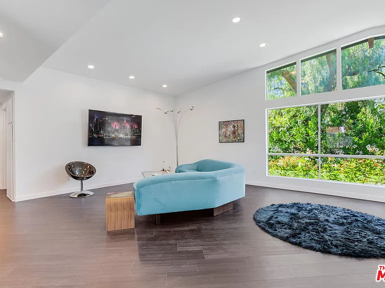 22705 Crespi St — Photo 9