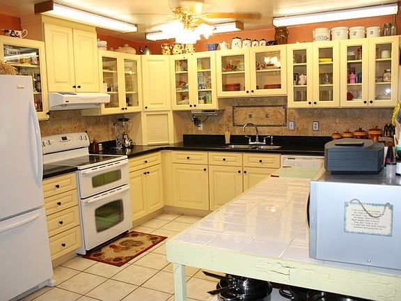 Newly remodeled kitchen w/silestone counters