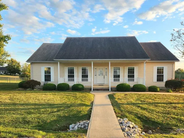 303 Memory Ln, McLeansboro, IL 62859