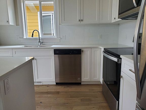 5th image of 275 Edgewood Cres